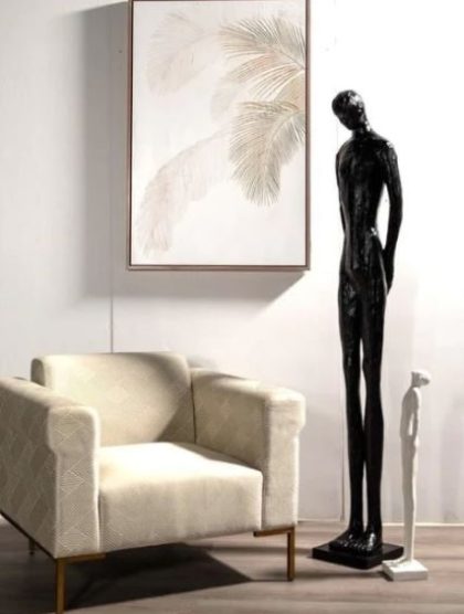 statue homme grande noire dans un salon