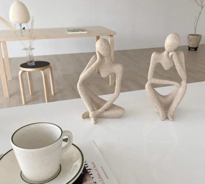 statue moderne beige